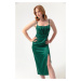 Dámske smaragdovo zelené večerné šaty Lafaba s tenkými ramienkami a rozparkovým midi saténom.