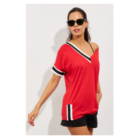 Chladné a sexy dámske červené kontrastné tričko ST396