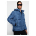 Trendyol pánsky modrý erb pravidelného strihu odnímateľný zimný kabát s kapucňou a vetrom odolný