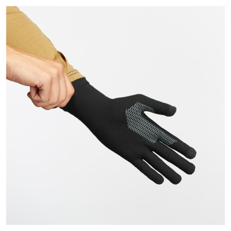 Bezšvové spodné rukavice na horskú turistiku MT500 čierne FORCLAZ