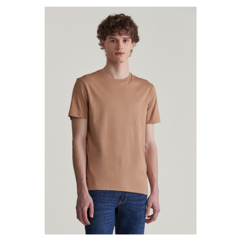 TRIČKO GANT REG SHIELD SS T-SHIRT WARM KHAKI