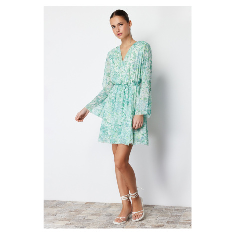 Trendyol Zelené Kvetinové Šaty s Otvoreným Pásom z Podšitého Šifónu, Mini Tkané Šaty