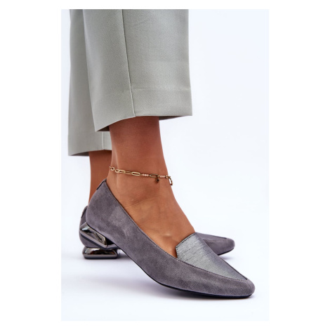 Grey notches on flat loxes heel
