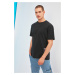 Trendyol Black pánske tričko s krátkym rukávom uvoľneného/pohodlného strihu s potlačou 100% bavl