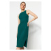 Trendyol Emerald Green vypasované midi tkané šaty s ohlávkovým výstrihom