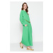 Zelené večerné šaty z krepového materiálu značky Trendyol s reťazovým pásom a reťazovým opaskom,