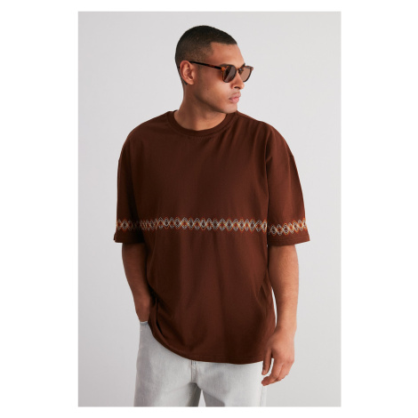 Trendyol Brown Oversize/Wide Cut Embroidered 100% Cotton T-Shirt