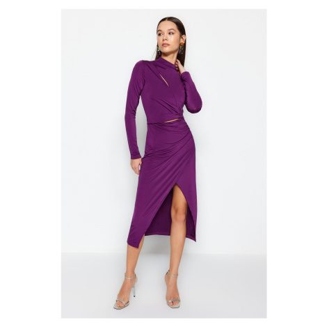 Trendyol Plum Purple vypasované večerné šaty s oknom/vystrihnutými detailmi