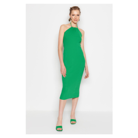 Trendyol Green Halterneck vypasované Ripple flexibilné midi pletené šaty