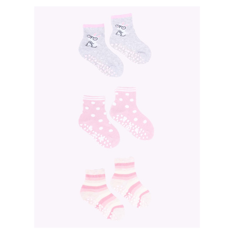 Yoclub Dievčenské bavlnené ponožky proti pošmyknutiu ABS vzory farby 3-pack SKA-0109G-AA3A-003 V