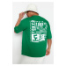 Trendyol Green pánske oversize/široké tričko so 100% bavlnenou potlačou Far Eastern