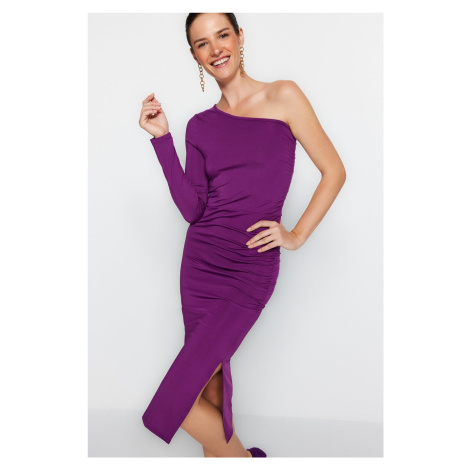 Trendyol Purple asymetrický golier záhyby s jedným rukávom, vypasované midi pletené šaty