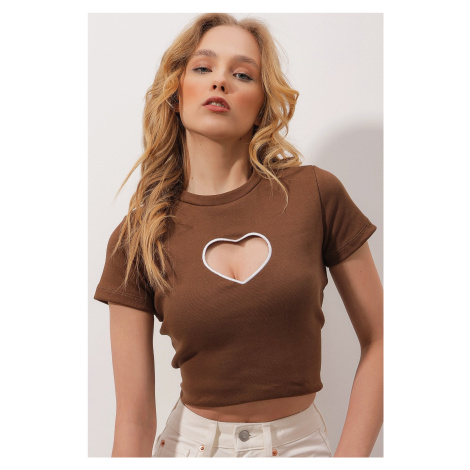 Trend Alaçatı Stili Women's Brown Crew Neck Heart Embroidery Half Sleeve Knitted Crop Blouse