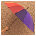 Farebný dáždnik s hnedou rukoväťou