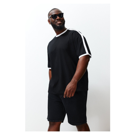 Trendyol Plus Size čierne nadrozmerné/tradične široké tričko s kontrastnými detailmi, 100% bavln
