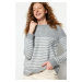 Trendyol sivý mäkký textúrovaný pruhovaný pletený sveter