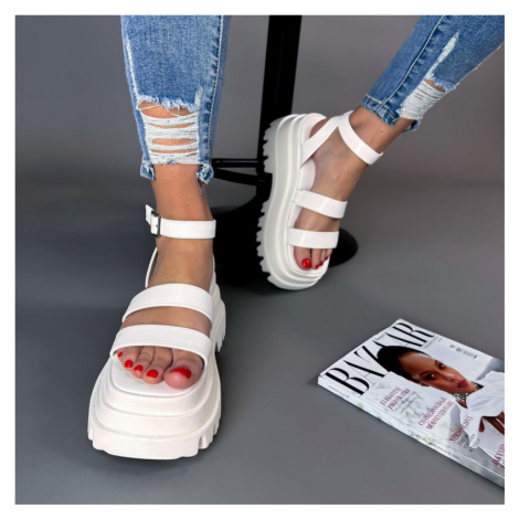 Biele sandále na platforme iMóda
