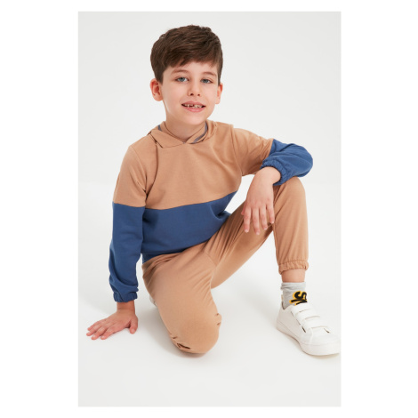 Trendyol chlapčenská pletená súprava s kapucňou v camel farbe s blokovým vzorom