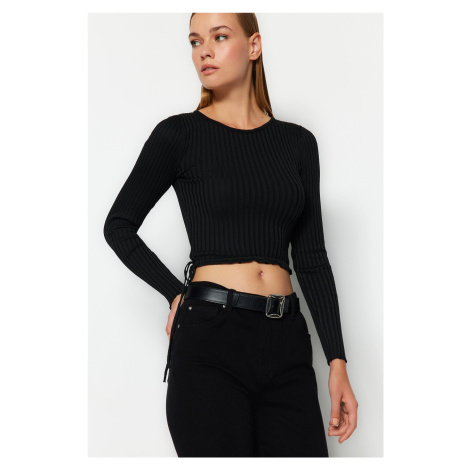 Čierny pletený sveter s okrúhlym výstrihom od značky Trendyol