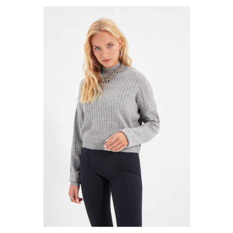 Šedý pletený sveter s vysokým golierom značky Trendyol