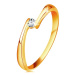 Prsteň zo žltého 14K zlata - číry diamant medzi zúženými koncami ramien - Veľkosť: 62 mm