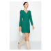 Trendyol Smaragdovo zelené rameno detailné V výstrih mini tkané šaty