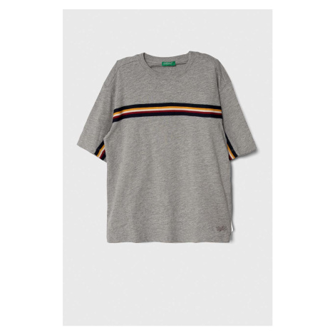 Detské bavlnené tričko United Colors of Benetton šedá farba, s nášivkou