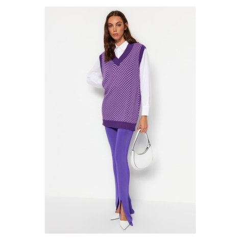 Trendyol fialový pruhovaný pletený sveter s výstrihom do V