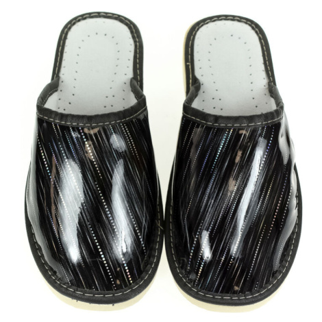 Dámske čierne nezateplené trblietavé papuče LEJKA John-C