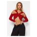 Trendyol červený trblietavý výrez von/detailný pletený sveter