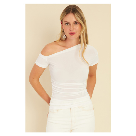 Cool & Sexy Women's White Gathered Sides Blouse