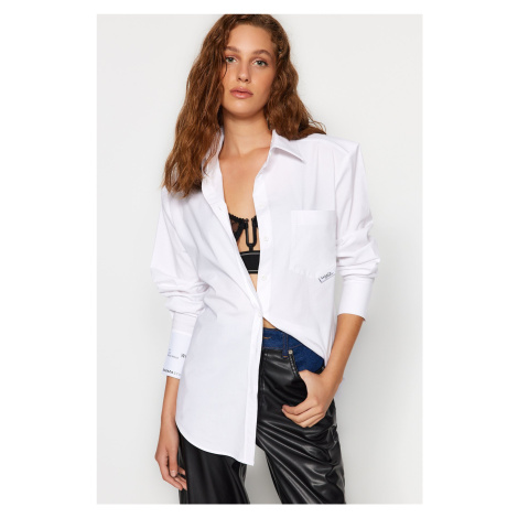 Trendyol X Sagaza Studio White Poplin Shirt with Label Detail Sleeves
