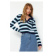Trendyol Navy Blue Crop Color Block Pletený sveter