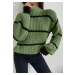 Zelený pletený sveter