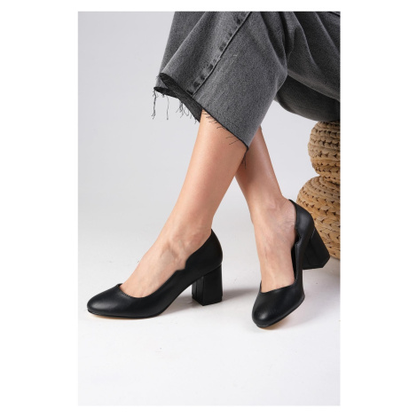 Mio Gusto Keira Women's Black Color Round Toe Heeled Shoes