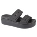 ČIERNE NAZUVÁKY NA PLATFORME CROCS BROOKLYN LOW WEDGE SANDAL 207431-001