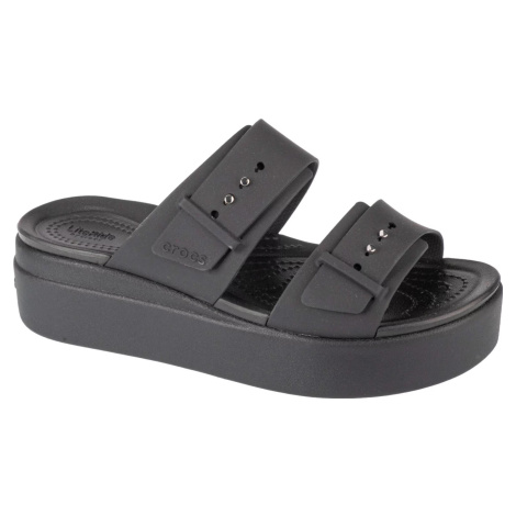 ČIERNE NAZUVÁKY NA PLATFORME CROCS BROOKLYN LOW WEDGE SANDAL 207431-001