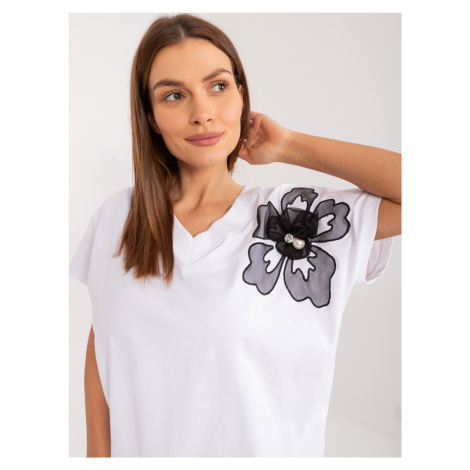 White blouse with decorative flower BASIC FEEL GOOD