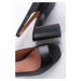Čierne kožené sandále na hrubom podpätku 9-28304