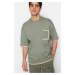 Trendyol Khaki pánske oversize/wide cut crew tričko s kontrastným výstrihom.