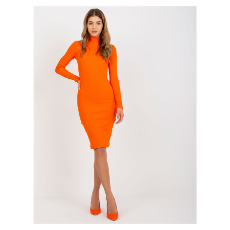 Neónovo-oranžové priliehavé šaty s rolákom RV-SK-R5133.07P-orange Rue Paris