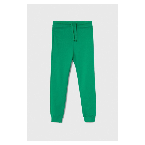 Detské bavlnené tepláky United Colors of Benetton zelená farba, jednofarebné