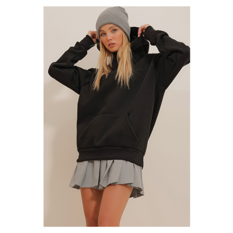 Trend Alaçatı Stili Women's Black 3-Threads Interchanged Kangaroo Pocket Oversize Sweatshirt
