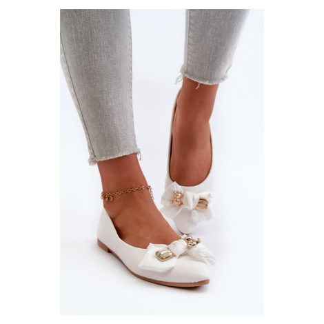 Women's ballerinas made of eco leather with bow and brooch, white satris