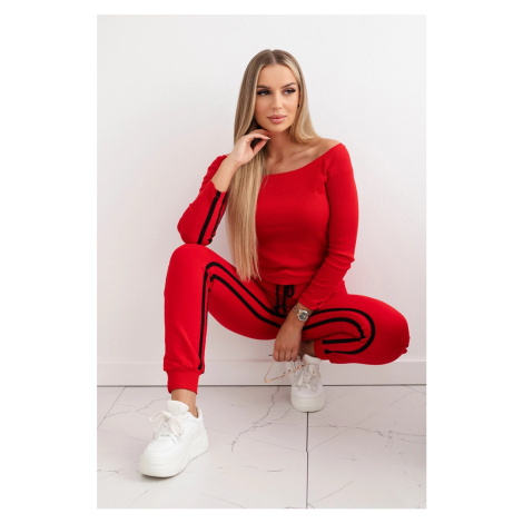 Set with double red stripe