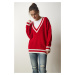 Šťastie İstanbul Dámsky červený prúžok s výstrihom do V detailný oversize pletený sveter