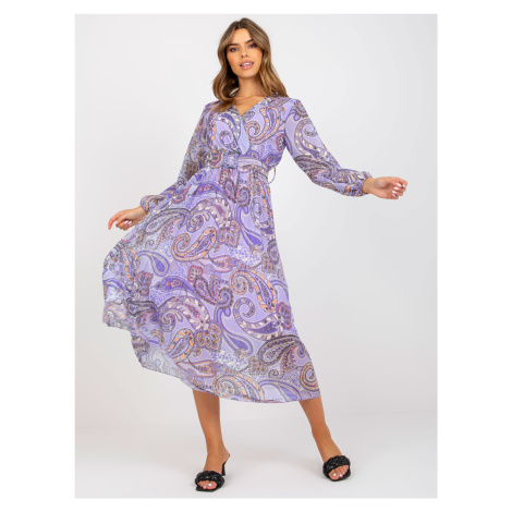 Svetlofialové vzorované šaty s opaskom a plisovanou sukňou -DHJ-SK-11389-2.52P-violet