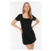 Trendyol Black Petite A-Line Super Mini tkané šaty so štvorcovým výstrihom