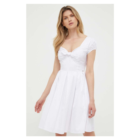 Šaty Guess biela farba, mini, áčkový strih