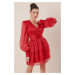 Autor: Saygı organzové šaty s výstrihom do V s volánikmi červené